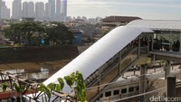 Warga memenfaatkan JPO Tanah Abang.