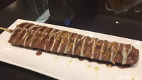 Kalau mau waffle, cobalah Waffle on Stick. Waffle renyah ini ditusuk stik lalu dibaluri lelehan cokelat pilihan. Kress! Wafflenya garing di bagian luar namun empuk di dalam.