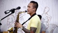 Saat itu Rivan tengah membeli pecel lele dan lagu mereka (Abdul and the Coffee Theory) di putar di radio.