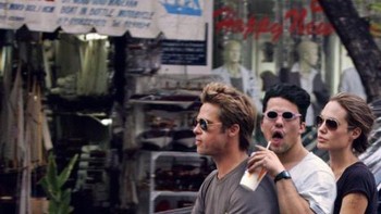 Naik sepeda motor bersama Brad Pitt dan Angelina Jolie. Foto: averagerob