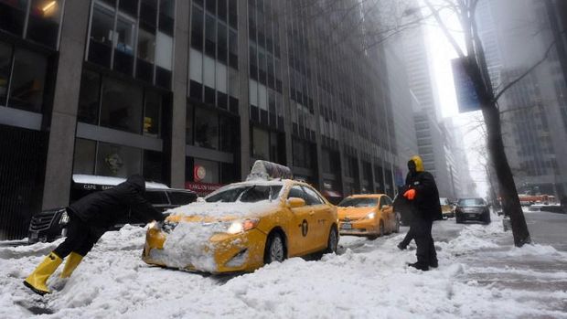 Sebuah taksi di New York terjebak salju