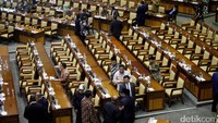 Dalam paripurna, pimpinan sidang membacakan 6 surat yang masuk ke Pimpinan DPR, termasuk Surat Presiden (Surpres) terkait Revisi UU MD3.
