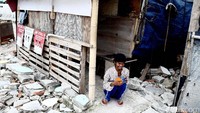 Warga tinggal di rumah yang terbuat dari papan dan triplek. 