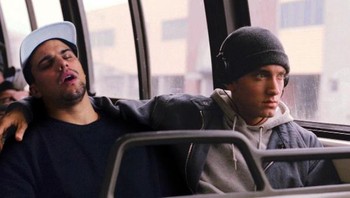 Tidur ditopang Eminem. Foto: Masternya Photoshop