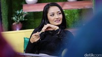 Siti Badriah saat mengisi acara di Trans TV, Kapten Tendean, Jakarta Selatan pada Rabu (15/3/2017).