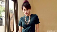 Yeyen Lidya tetap menjaga bentuk tubuhnya itu agar terlihat seksi. Pool/Noel/detikFoto.