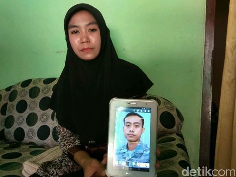  Elsa Riskiyah (25), istri dari salah satu awak KRI Layang-635 Kelasi Kepala Amunisi, Dian Mahendra.