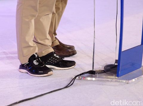 Sepatu Sandiaga Uni dari brand lokal