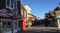 Kamu yang suka tantangan rasanya harus coba untuk traveling di San Fransisco. Kota di California ini punya jalan berbukit yang sangat indah. Cuaca di kota ini relatif cerah berkat lokasinya yang berada di tepi pantai. Ada bangunan berwarna-warni dan Jembatan Golden Gate yang jadi ikon kota ini (Maikel Jefriando/detikTravel)