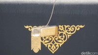 Talang air dari emas di atas Kabah, untuk mengalirkan air hujan dari atap Kabah. Talang ini dihiasi kaligrafi Basmallah. Berdoa di bawah pancuran emas ini akan dikabulkan (Fitraya/detikTravel)