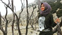 Wanita berhijab kelahiran Cianjur ini tinggal di Bandung. Mengenai hobi naik gunung ia bercerita dan bagaimana menjaga penampilan stylish namun tetap aman buat mendaki (siska_kusmayanti/Instagram)