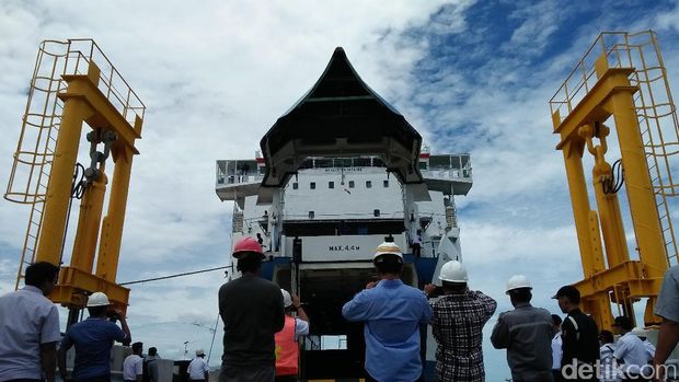 Uji coba dermaga IV Pelabuhan Merak