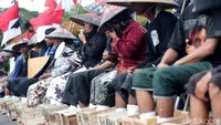 Mereka meminta Presiden Joko Widodo menghentikan izin lingkungan Pembangunan dan Pertambangan Pabrik PT. Semen Indonesia yang diterbitkan kembali oleh Gubernur Jawa Tengah Ganjar Pranowo pada 23 Februari 2017.