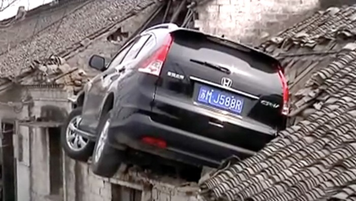 Salah Injak Pedal, Honda CR-V Ini Nyangkut di Atap Rumah