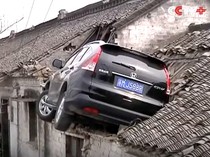 Usai Motor Anak SD Nyangkut di Genting, Kini Ramai Lagi CR-V Terbang ke Atap Rumah