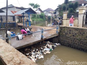 Di Aliran Sungai Kotor Ini Warga Majalaya Bandung Mencuci dan BAB