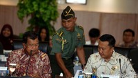Jusuf Kalla menyiapkan berkas-berkas rapat. Selain dihadiri Menpora dan Menko PMK, rapat tersebut juga diikuti Panitia Penyelenggara Asian Games 2018, Direktur Jenderal Kemenkeu, Ketua Satlak Prima, Ketua KOI, Ketua Komite Olahraga Nasional Indonesia, dan jajaran intern dari Wapres.