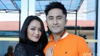 Siti Badriah mengaku kini jadi semakin dekat dan tak lagi canggung kepada Hengky Kurniawan. Hanif Hawari/detikHOT