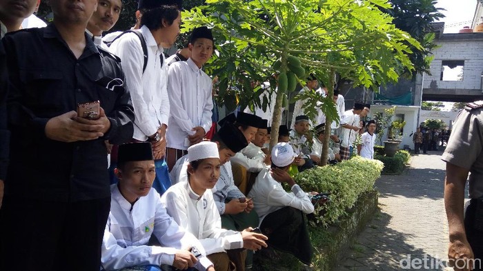 Santri Ponpes Al-Hikam Berharap KH Hasyim Kembali Pimpin Ngaji