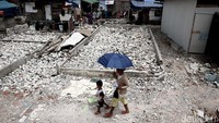 Rumah-rumah bedeng itu tampak berdiri di atas puing-puing bangunan.