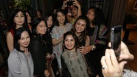 Dengan didampingi Lili Admodirjo Pemilik Suasana Indonesian Cuisine dan Jo Lanawati bersama para tamu undangan mereka berfoto bersama.