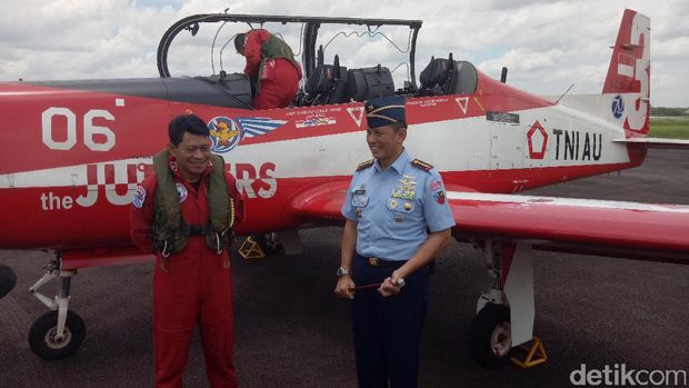 Tim Aerobatik Jupiter Beratraksi di Palembang