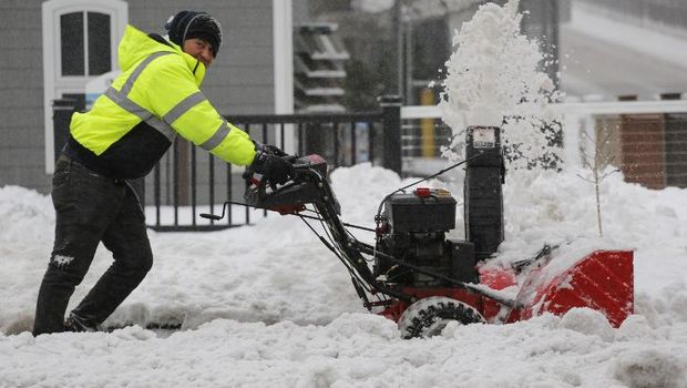 Petugas membersihkan salju di jalanan New Jersey