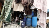 Warga yang bertahan ini menolak untuk direlokasi ke Rumah Susun Rawa Bebek dan Rusun Marunda.
