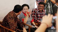 Megawati diapit Basuki Tjahaja Purnama (Ahok)-Djarot Saiful Hidayat.