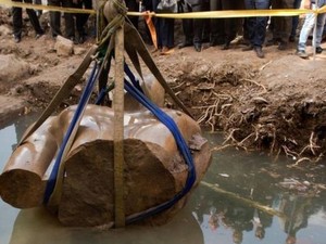 Mesir Angkat Tubuh Patung Firaun Ramses II dari Dalam Tanah