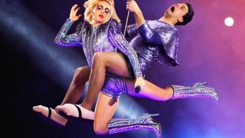 Kalau ini melayang bersama Lady Gaga. Akun Instagram averagerob sangat populer dengan 124 ribu follower. Foto: averagerob