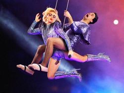 Pose Kocak Master Photoshop dengan Para Pesohor Dunia