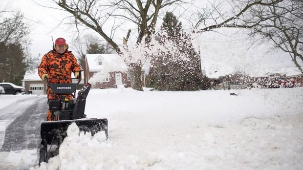 Warga Pennsylvania membersihkan timbunan salju di lingkungannya