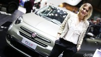 Seorand model di booth Fiat berpose dengan mobil Fiat 500. Foto: Newspress