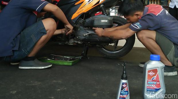 Bersaing dengan Oli Resmi di Diler, Ini Strategi Federal Oil
