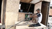 Selain rumah, warga juga mendirikan warung.