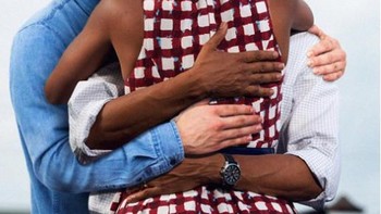 Beralamat di akun Instagram averagerob, dewa Photoshop yang satu ini memamerkan hasil karyanya. Di sini, dia berpelukan dengan Barack dan Michele Obama. Foto: averagerob