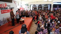 Megawati Soekarnoputri saat memberikan arahan kepada sejumlah relawan cagub-cawagub DKI Jakarta Basuki Tjahaja Purnama (Ahok) dan Djarot Saiful Hidayat di Rumah Lembang, Jakarta, Rabu (15/3/2017).