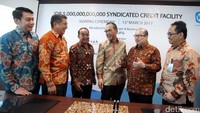 Direktur Utama PT Wijaya Karya (WIKA), Bintang Perbowo, bersama Direktur Keuangan, A.N.S. Kosasih, DirekturOperasi I GandiraGutawa, berbincang dengan Executive Officer & GM Jakarta Branch The Bank of Tokyo - Mitsubishi UFJ ,Ltd Yusuke Katsuta, Deputy GM & EVP Head of Global Corporate Banking & Financial Institution Pancaran Affendi, dan GM Asian Invesment Banking  Division, Koichiro Oshima seusai menandatangani kredit sindikasi di Jakarta, Rabu (15/03/2017).