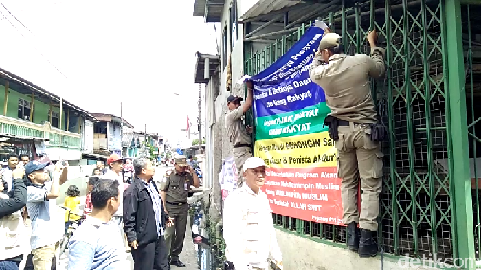 Panwascam Tanjung Priok Turunkan APK dan Spanduk Provokatif
