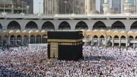 Inilah Kabah, kiblat salat umat Islam dari seluruh dunia yang ada di Masjidil Haram, Makkah. Tampak penuh ribuan orang, tapi saat musim haji tempat ini akan jauh lebih ramai lagi (Fitraya/detikTravel)