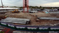 Stasiun kereta bandara tersebut didesain untuk terkoneksi dengan stasiun Skytrain yang menghubungkan antar terminal.