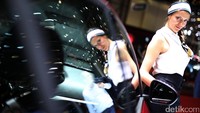 Model berpose di Geneva Motor Show 2017. Foto: Newspress