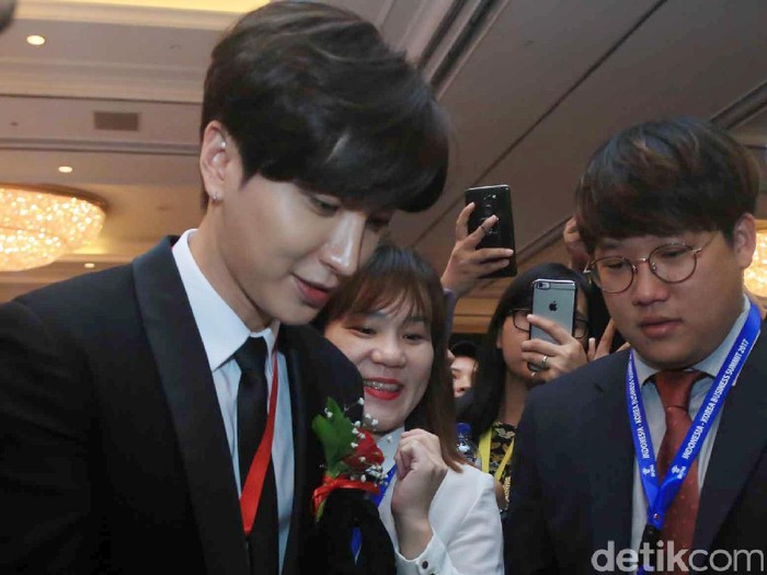 Personil Super Junior, Leeteuk saat hadiri acara Indonesia-Korea Business Summit di Hotel Shangri-La.