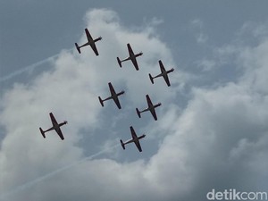 Tim Aerobatik Jupiter Beratraksi di Palembang