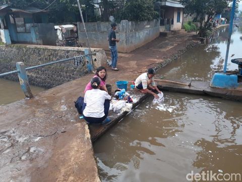 Di Aliran Sungai Kotor Ini Warga Majalaya Bandung Mencuci dan BAB