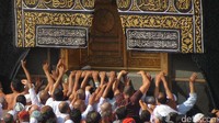 Perjuangan para jamaah berebut menyentuh pintu Kabah. Antara pintu Kabah dan Hajar Aswad disebut Multazam, tempat dimana doa-doa dikabulkan (Fitraya/detikTravel)