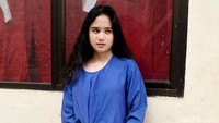Ia tampil dengan dress biru dan celana putih panjang saat ditemui di lokasi syuting di kawasan Rusun Bidara Cina, Cawang, Jakarta Timur pada Selasa (14/3/2017). Pool/Noel/detikFoto.
