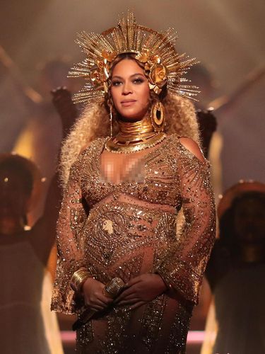 10 Gaun Transparan Selebriti yang Paling Ikonik