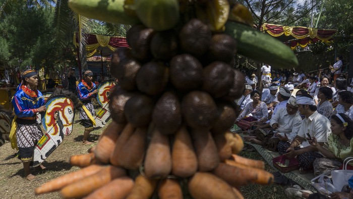 Sejumlah umat Hindu menyaksikan kesenian tari Jatilan sebelum prosesi Upacara Melasti di Gunungkidul, DI Yogyakarta, Minggu (12/3). ANTARA FOTO/Hendra Nurdiyansyah/17.